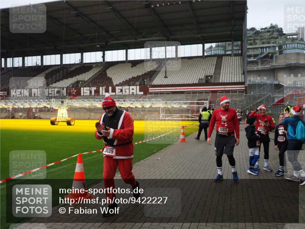 07.12.2025 - St. Pauli X-Mass-Run No. 15 Fabian Wolf http://msf.ph/oto/9422227 07.12.2025 11:50:54 Ziel 196, 206, 995, 996, 1599, 1602, 3639, 3913, 3958 meine-sportfotos.de
