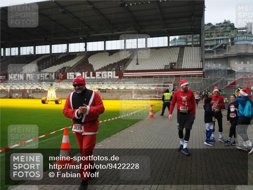 07.12.2025 - St. Pauli X-Mass-Run No. 15 Fabian Wolf http://msf.ph/oto/9422228 07.12.2025 11:50:54 Ziel 196, 206, 995, 996, 1599, 1602, 3639, 3913, 3958 meine-sportfotos.de