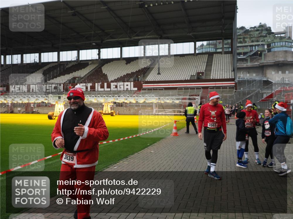 07.12.2025 - St. Pauli X-Mass-Run No. 15 Fabian Wolf http://msf.ph/oto/9422229 07.12.2025 11:50:54 Ziel 196, 206, 995, 996, 1599, 1602, 3639, 3913, 3958 meine-sportfotos.de