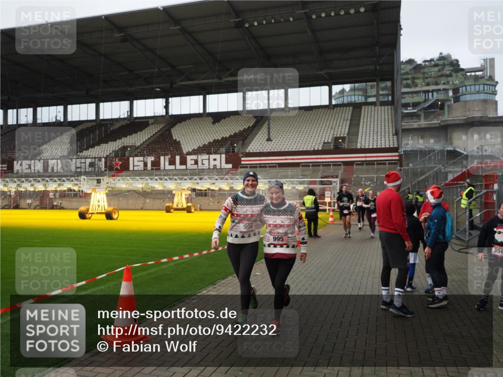 07.12.2025 - St. Pauli X-Mass-Run No. 15 Fabian Wolf http://msf.ph/oto/9422232 07.12.2025 11:51:01 Ziel 995, 996, 2547, 2548, 3616, 3618, 3639 meine-sportfotos.de