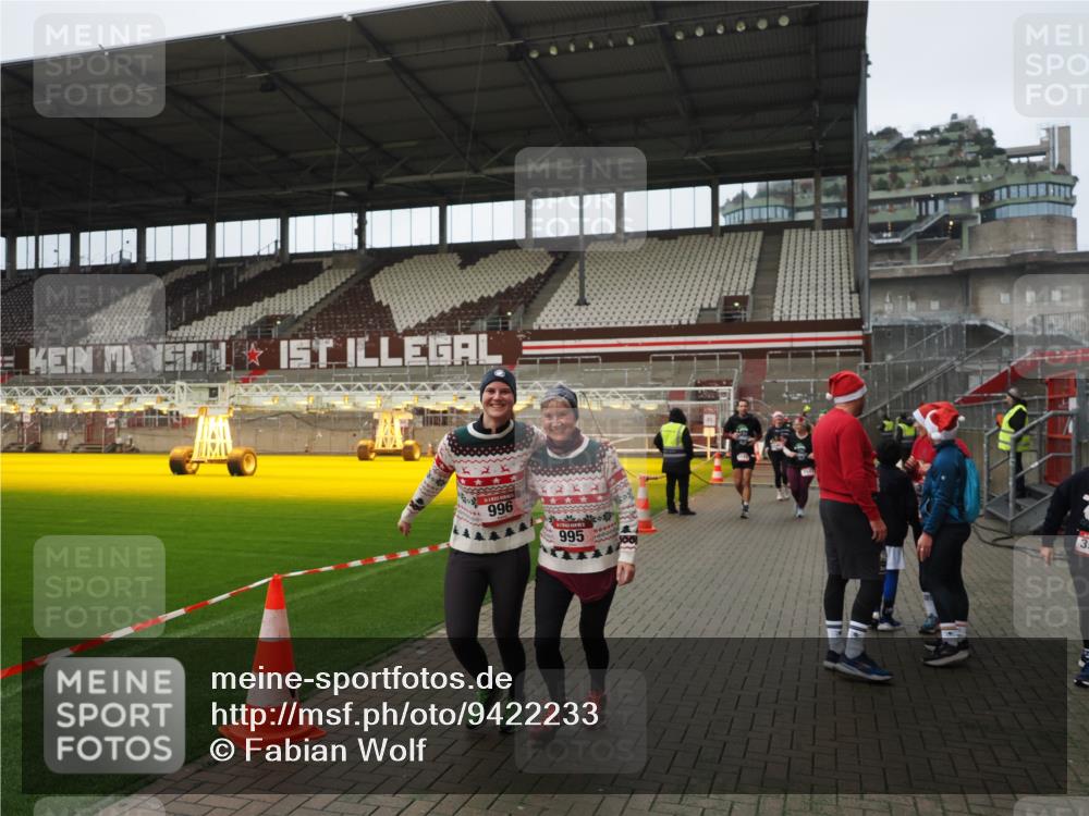 07.12.2025 - St. Pauli X-Mass-Run No. 15 Fabian Wolf http://msf.ph/oto/9422233 07.12.2025 11:51:02 Ziel 995, 996, 2547, 2548, 3616, 3618, 3639 meine-sportfotos.de