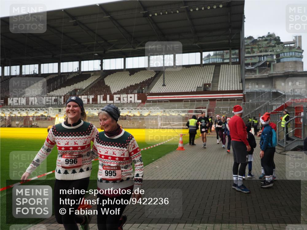 07.12.2025 - St. Pauli X-Mass-Run No. 15 Fabian Wolf http://msf.ph/oto/9422236 07.12.2025 11:51:02 Ziel 995, 996, 2547, 2548, 3616, 3618, 3639 meine-sportfotos.de