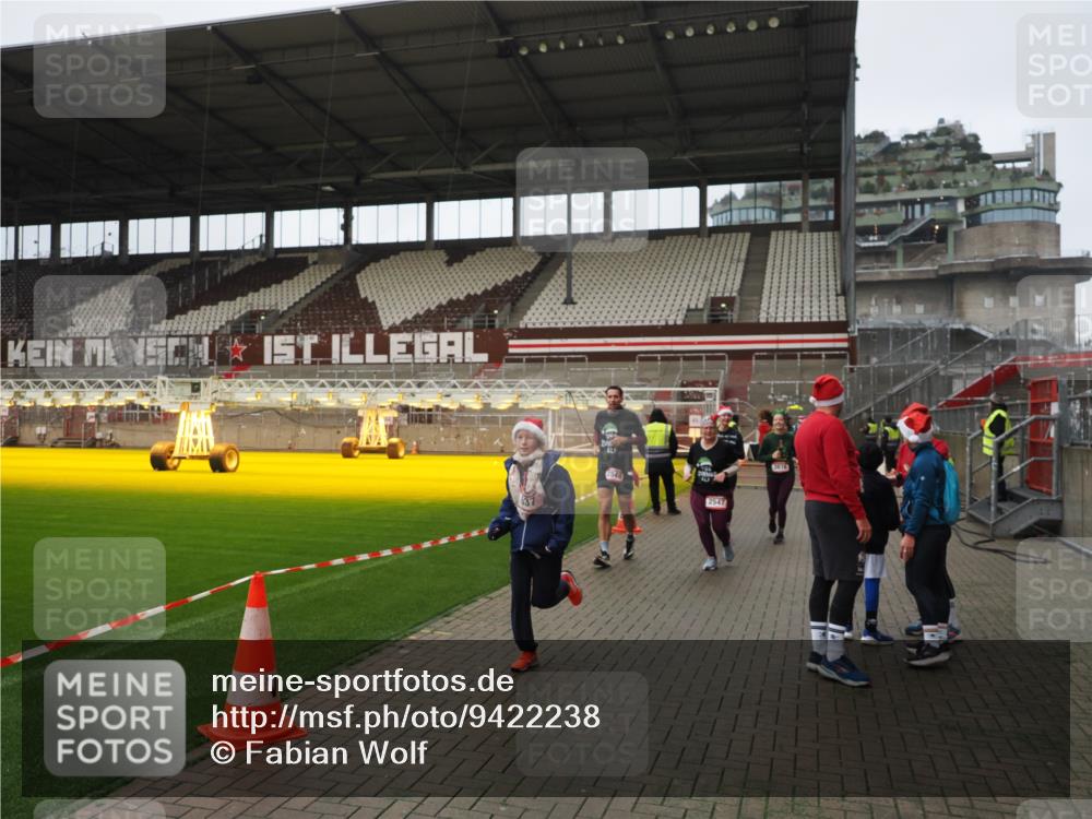 07.12.2025 - St. Pauli X-Mass-Run No. 15 Fabian Wolf http://msf.ph/oto/9422238 07.12.2025 11:51:04 Ziel 995, 996, 2547, 2548, 3616, 3618 meine-sportfotos.de