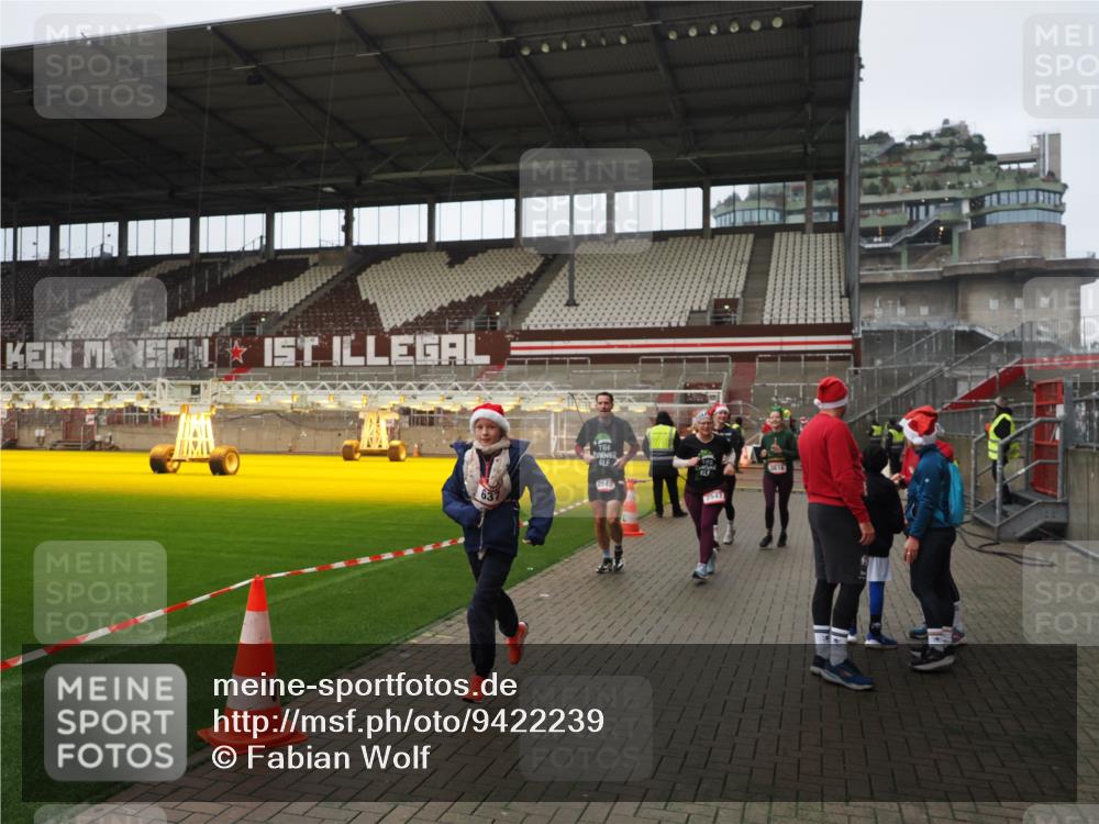 07.12.2025 - St. Pauli X-Mass-Run No. 15 Fabian Wolf http://msf.ph/oto/9422239 07.12.2025 11:51:04 Ziel 995, 996, 2547, 2548, 3616, 3618 meine-sportfotos.de