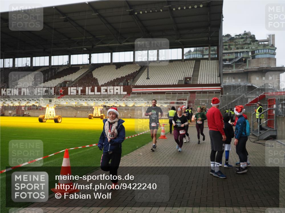 07.12.2025 - St. Pauli X-Mass-Run No. 15 Fabian Wolf http://msf.ph/oto/9422240 07.12.2025 11:51:05 Ziel 995, 996, 2547, 2548, 2672, 3616, 3618 meine-sportfotos.de