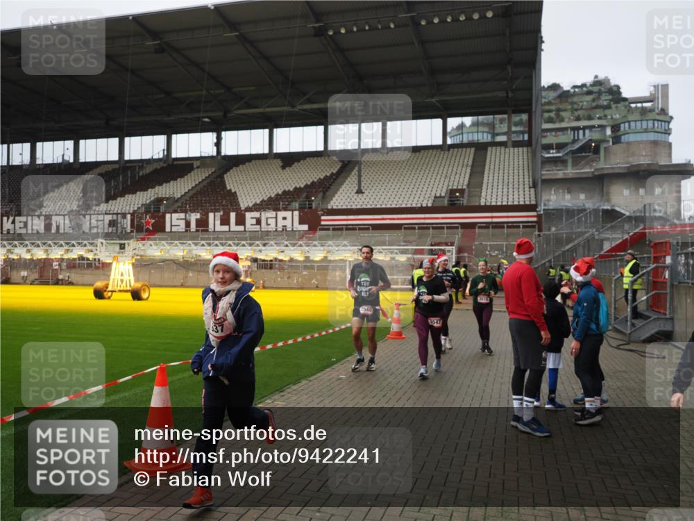 07.12.2025 - St. Pauli X-Mass-Run No. 15 Fabian Wolf http://msf.ph/oto/9422241 07.12.2025 11:51:05 Ziel 995, 996, 2547, 2548, 2672, 3616, 3618 meine-sportfotos.de