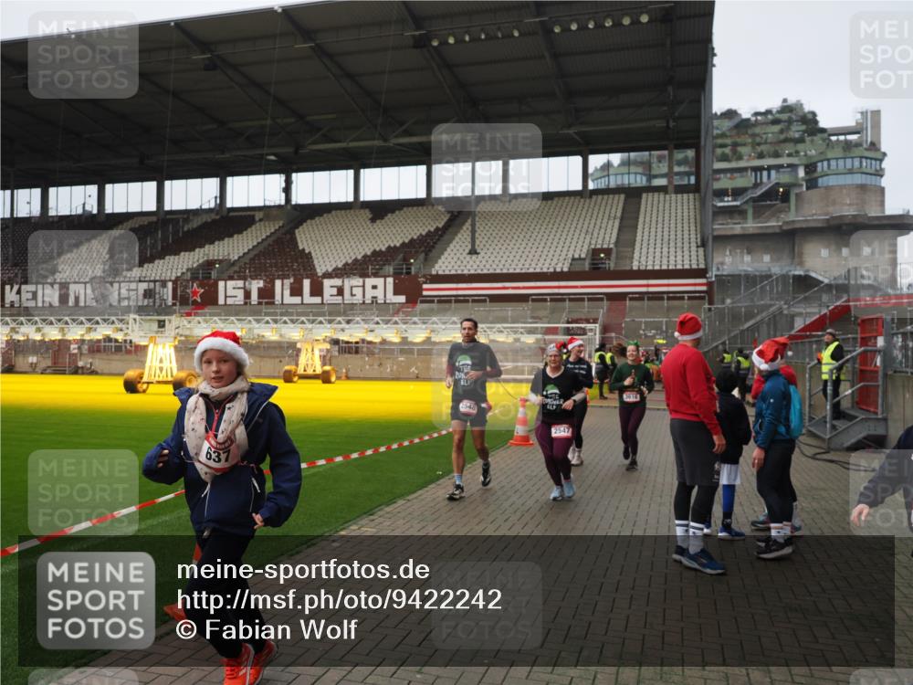 07.12.2025 - St. Pauli X-Mass-Run No. 15 Fabian Wolf http://msf.ph/oto/9422242 07.12.2025 11:51:05 Ziel 995, 996, 2547, 2548, 2672, 3616, 3618 meine-sportfotos.de