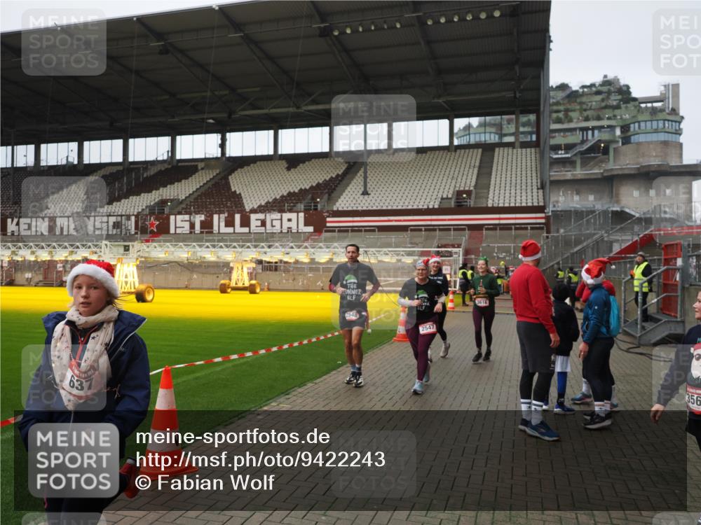 07.12.2025 - St. Pauli X-Mass-Run No. 15 Fabian Wolf http://msf.ph/oto/9422243 07.12.2025 11:51:05 Ziel 995, 996, 2547, 2548, 2672, 3616, 3618 meine-sportfotos.de