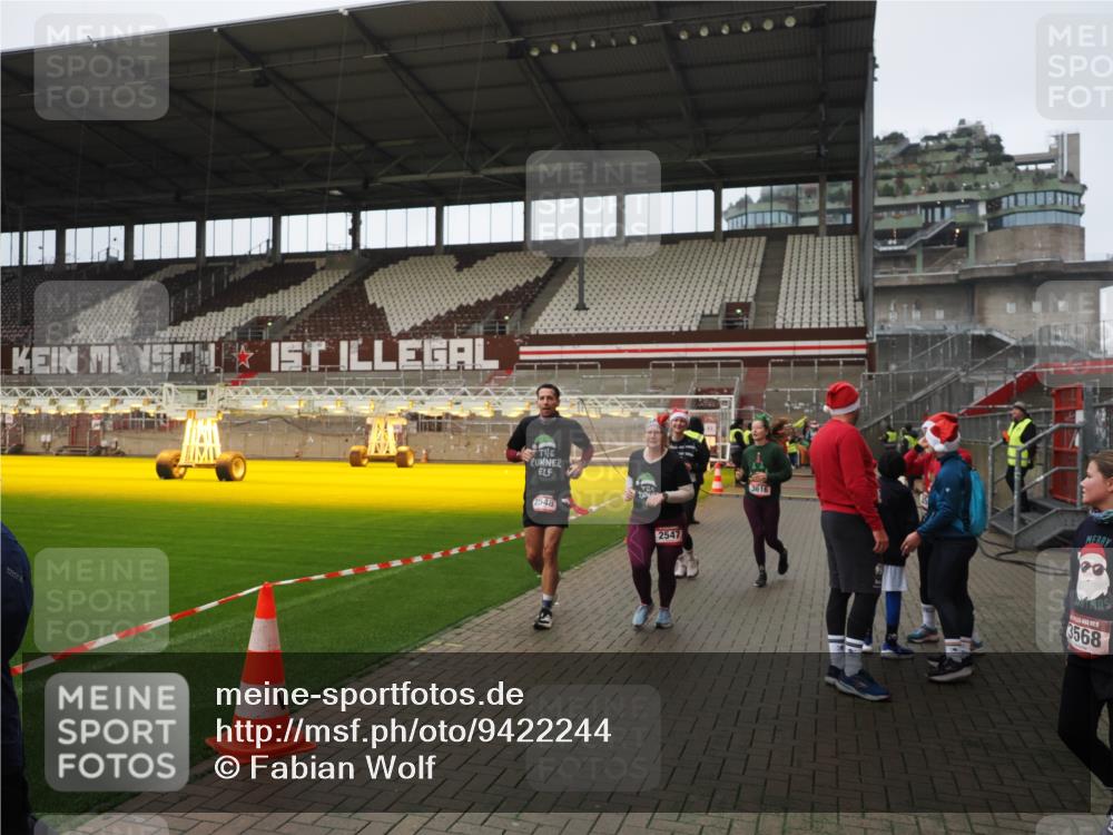 07.12.2025 - St. Pauli X-Mass-Run No. 15 Fabian Wolf http://msf.ph/oto/9422244 07.12.2025 11:51:05 Ziel 995, 996, 2547, 2548, 2672, 3616, 3618 meine-sportfotos.de