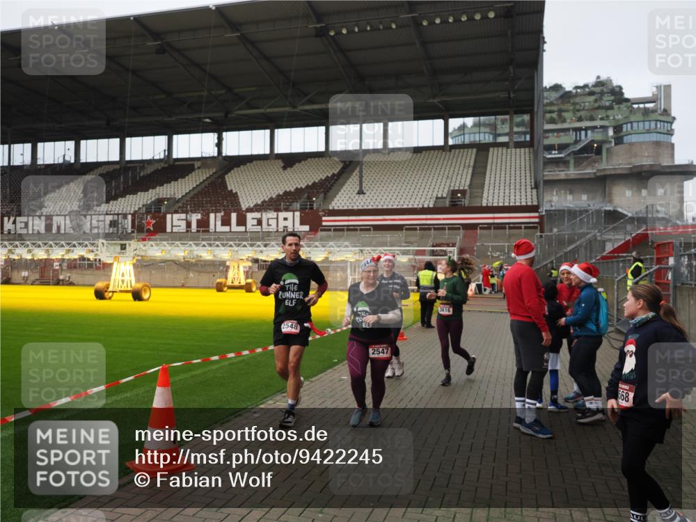 07.12.2025 - St. Pauli X-Mass-Run No. 15 Fabian Wolf http://msf.ph/oto/9422245 07.12.2025 11:51:06 Ziel 995, 996, 2547, 2548, 2672, 3616, 3618 meine-sportfotos.de