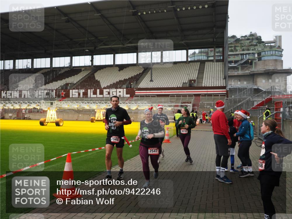 07.12.2025 - St. Pauli X-Mass-Run No. 15 Fabian Wolf http://msf.ph/oto/9422246 07.12.2025 11:51:06 Ziel 995, 996, 2547, 2548, 2672, 3616, 3618 meine-sportfotos.de