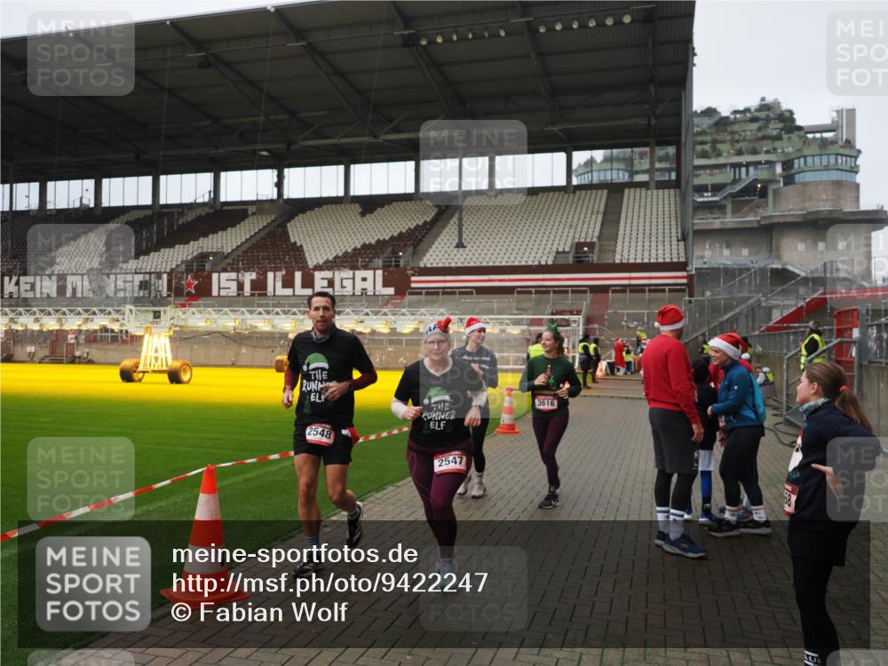 07.12.2025 - St. Pauli X-Mass-Run No. 15 Fabian Wolf http://msf.ph/oto/9422247 07.12.2025 11:51:07 Ziel 995, 996, 2547, 2548, 2672, 3616, 3618 meine-sportfotos.de