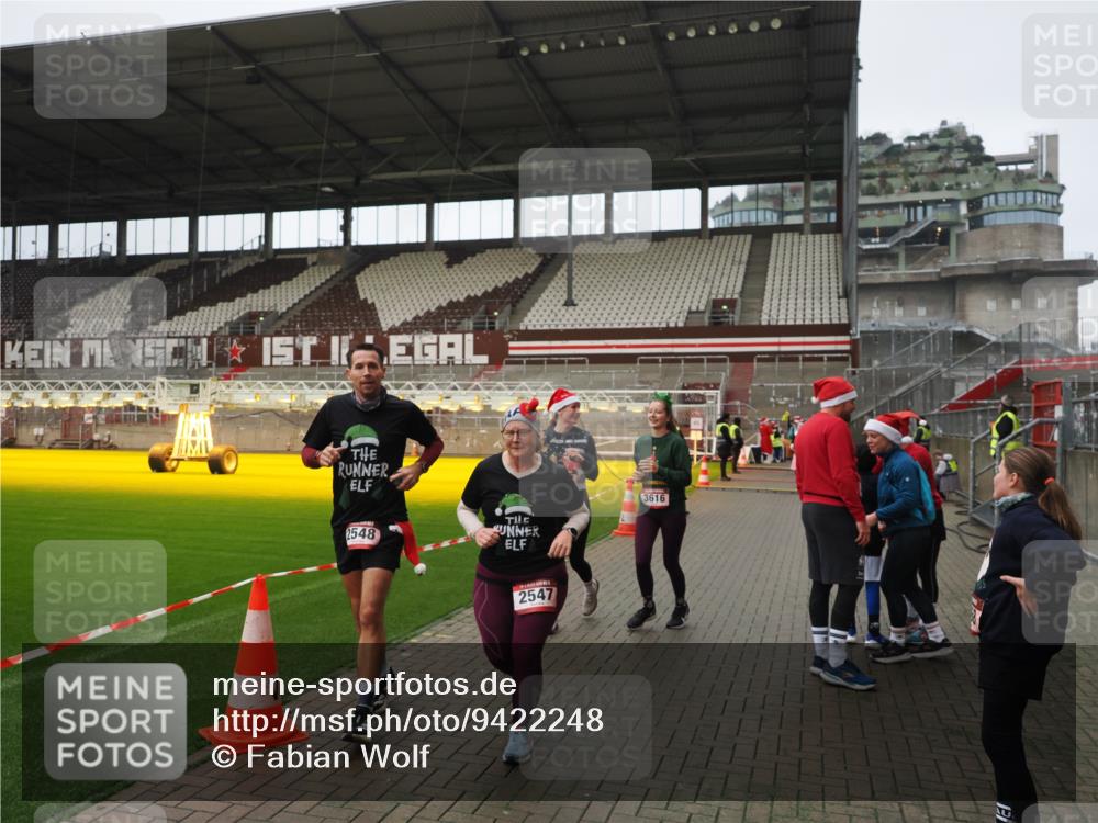 07.12.2025 - St. Pauli X-Mass-Run No. 15 Fabian Wolf http://msf.ph/oto/9422248 07.12.2025 11:51:07 Ziel 995, 996, 2547, 2548, 2672, 3616, 3618 meine-sportfotos.de