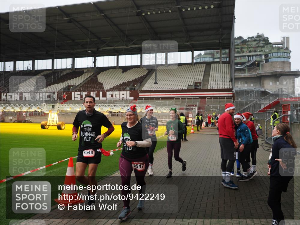 07.12.2025 - St. Pauli X-Mass-Run No. 15 Fabian Wolf http://msf.ph/oto/9422249 07.12.2025 11:51:07 Ziel 995, 996, 2547, 2548, 2672, 3616, 3618 meine-sportfotos.de