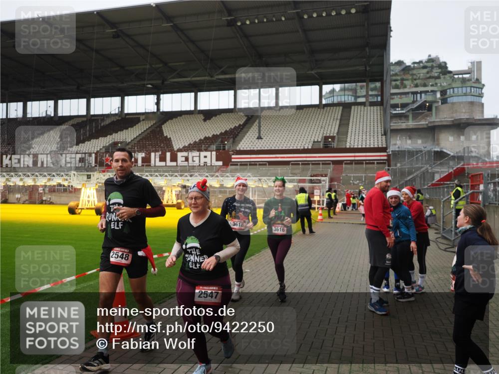 07.12.2025 - St. Pauli X-Mass-Run No. 15 Fabian Wolf http://msf.ph/oto/9422250 07.12.2025 11:51:07 Ziel 995, 996, 2547, 2548, 2672, 3616, 3618 meine-sportfotos.de