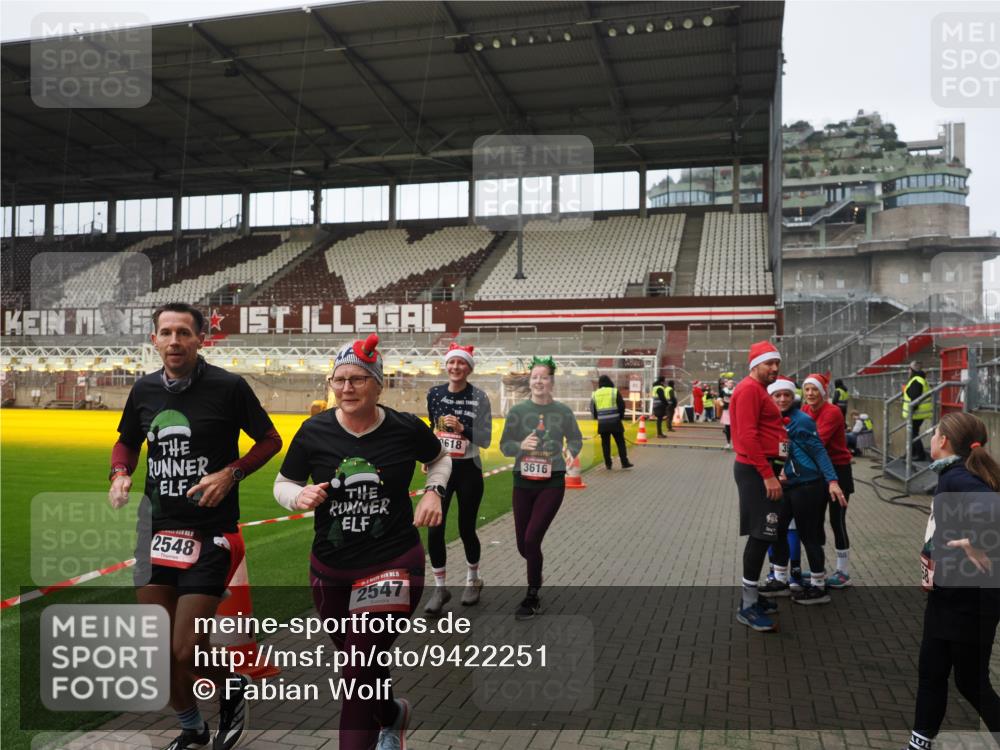 07.12.2025 - St. Pauli X-Mass-Run No. 15 Fabian Wolf http://msf.ph/oto/9422251 07.12.2025 11:51:07 Ziel 995, 996, 2547, 2548, 2672, 3616, 3618 meine-sportfotos.de