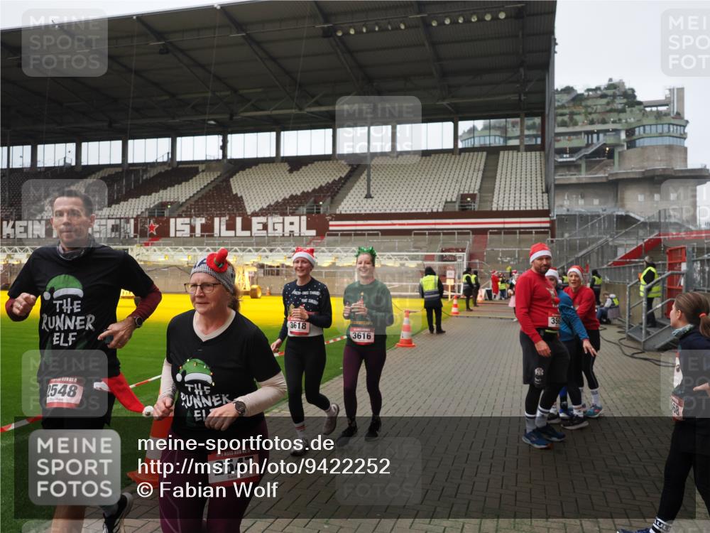 07.12.2025 - St. Pauli X-Mass-Run No. 15 Fabian Wolf http://msf.ph/oto/9422252 07.12.2025 11:51:08 Ziel 995, 996, 2547, 2548, 2670, 2672, 3616, 3618 meine-sportfotos.de