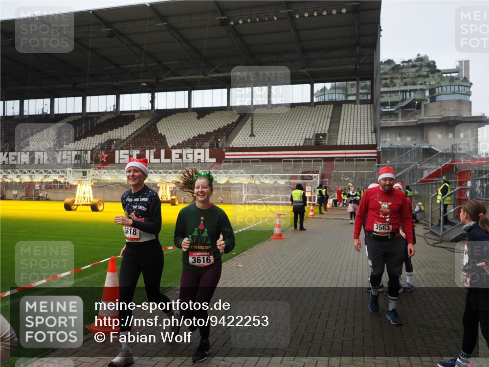 07.12.2025 - St. Pauli X-Mass-Run No. 15 Fabian Wolf http://msf.ph/oto/9422253 07.12.2025 11:51:08 Ziel 995, 996, 2547, 2548, 2670, 2672, 3616, 3618 meine-sportfotos.de