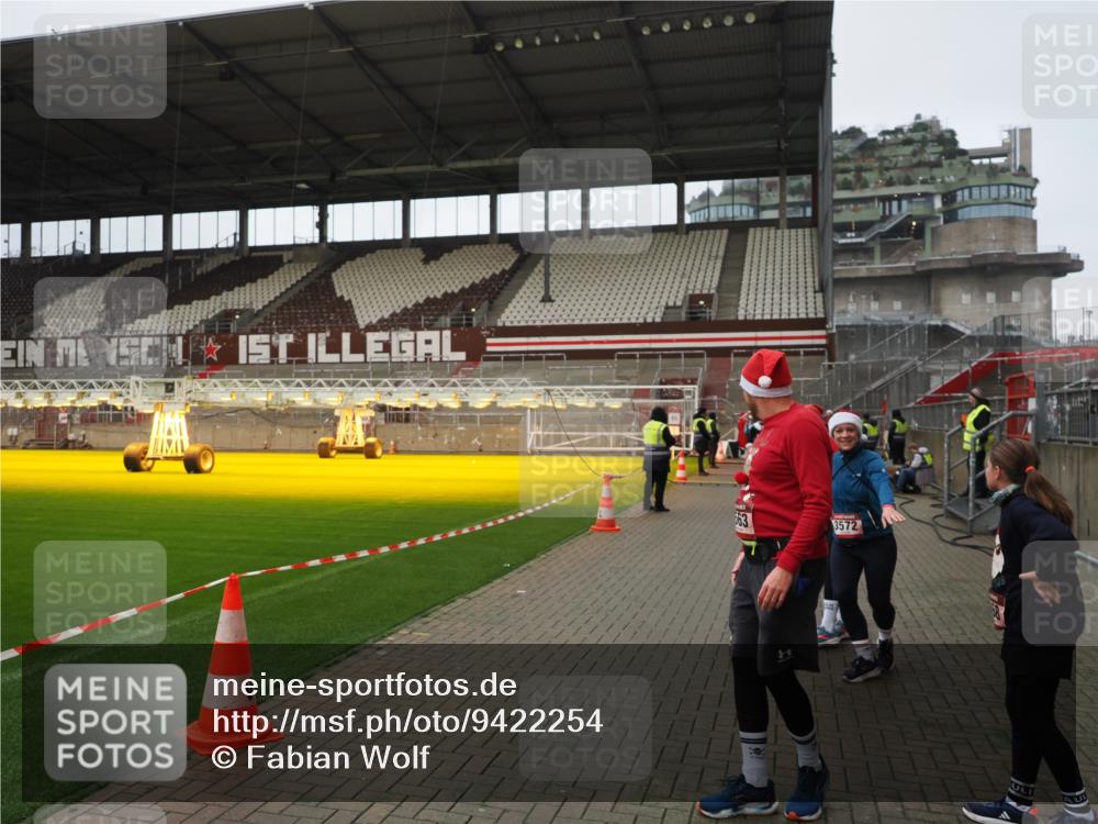 07.12.2025 - St. Pauli X-Mass-Run No. 15 Fabian Wolf http://msf.ph/oto/9422254 07.12.2025 11:51:10 Ziel 995, 996, 2547, 2548, 2670, 2672, 3616, 3618 meine-sportfotos.de