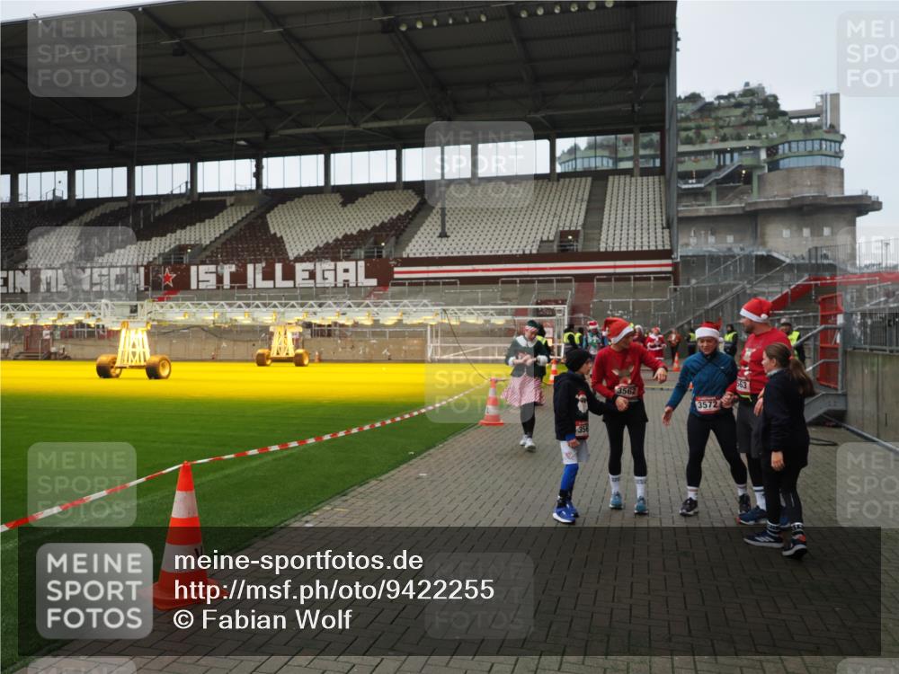 07.12.2025 - St. Pauli X-Mass-Run No. 15 Fabian Wolf http://msf.ph/oto/9422255 07.12.2025 11:51:15 Ziel 2547, 2548, 2585, 2670, 2672, 3616, 3618, 4609 meine-sportfotos.de