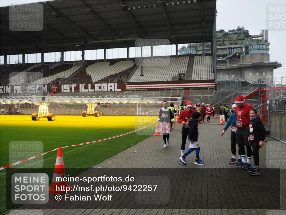 07.12.2025 - St. Pauli X-Mass-Run No. 15 Fabian Wolf http://msf.ph/oto/9422257 07.12.2025 11:51:16 Ziel 2547, 2548, 2585, 2589, 2670, 2672, 3616, 3618, 4609 meine-sportfotos.de