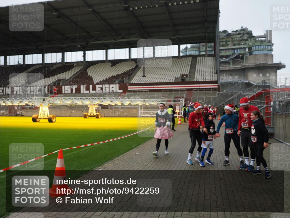 07.12.2025 - St. Pauli X-Mass-Run No. 15 Fabian Wolf http://msf.ph/oto/9422259 07.12.2025 11:51:17 Ziel 2585, 2589, 2670, 2672, 3116, 3616, 3618, 4609 meine-sportfotos.de