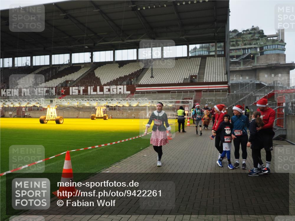 07.12.2025 - St. Pauli X-Mass-Run No. 15 Fabian Wolf http://msf.ph/oto/9422261 07.12.2025 11:51:17 Ziel 2585, 2589, 2670, 2672, 3116, 3616, 3618, 4609 meine-sportfotos.de