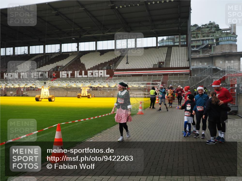 07.12.2025 - St. Pauli X-Mass-Run No. 15 Fabian Wolf http://msf.ph/oto/9422263 07.12.2025 11:51:18 Ziel 2585, 2589, 2670, 2672, 3116, 3616, 3618, 3959, 4609 meine-sportfotos.de