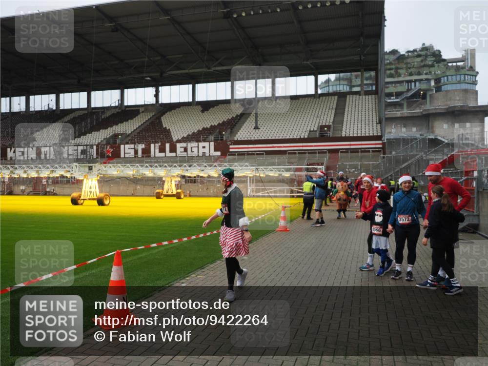 07.12.2025 - St. Pauli X-Mass-Run No. 15 Fabian Wolf http://msf.ph/oto/9422264 07.12.2025 11:51:18 Ziel 2585, 2589, 2670, 2672, 3116, 3616, 3618, 3959, 4609 meine-sportfotos.de