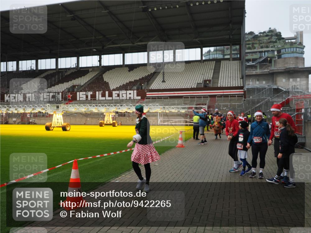 07.12.2025 - St. Pauli X-Mass-Run No. 15 Fabian Wolf http://msf.ph/oto/9422265 07.12.2025 11:51:19 Ziel 2374, 2585, 2589, 2670, 2672, 3116, 3616, 3618, 3959, 4340, 4609 meine-sportfotos.de