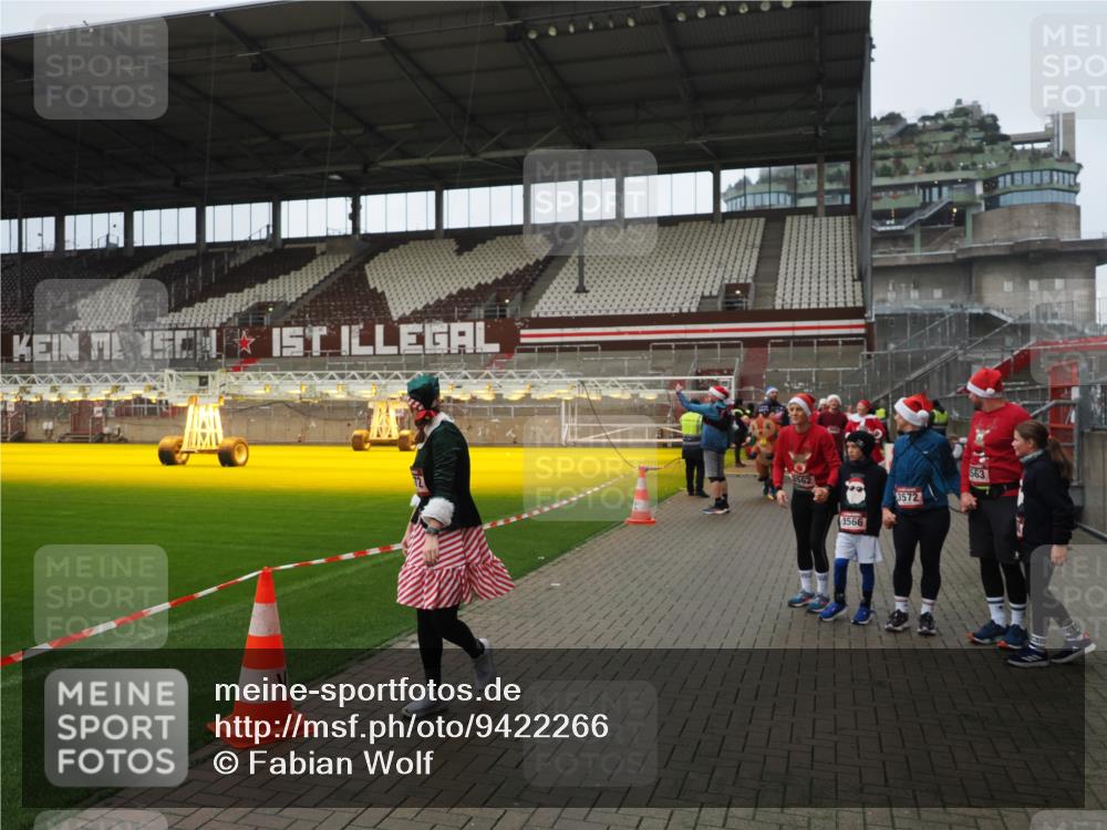 07.12.2025 - St. Pauli X-Mass-Run No. 15 Fabian Wolf http://msf.ph/oto/9422266 07.12.2025 11:51:19 Ziel 2374, 2585, 2589, 2670, 2672, 3116, 3616, 3618, 3959, 4340, 4609 meine-sportfotos.de