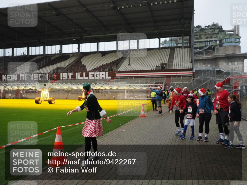 07.12.2025 - St. Pauli X-Mass-Run No. 15 Fabian Wolf http://msf.ph/oto/9422267 07.12.2025 11:51:19 Ziel 2374, 2585, 2589, 2670, 2672, 3116, 3616, 3618, 3959, 4340, 4609 meine-sportfotos.de