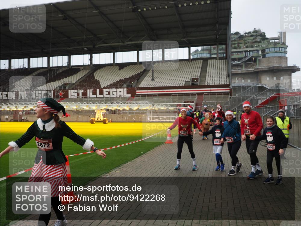 07.12.2025 - St. Pauli X-Mass-Run No. 15 Fabian Wolf http://msf.ph/oto/9422268 07.12.2025 11:51:20 Ziel 2374, 2585, 2589, 2670, 2672, 3116, 3449, 3451, 3959, 4340, 4609 meine-sportfotos.de