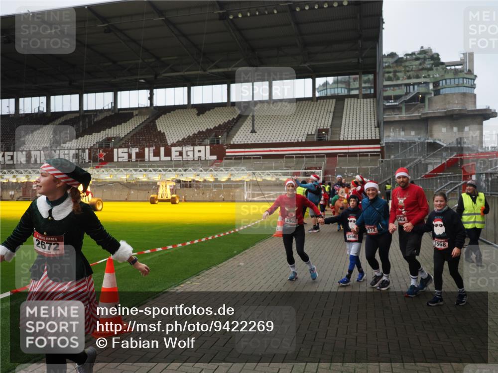 07.12.2025 - St. Pauli X-Mass-Run No. 15 Fabian Wolf http://msf.ph/oto/9422269 07.12.2025 11:51:21 Ziel 2374, 2585, 2589, 2670, 2672, 3116, 3449, 3451, 3959, 4340, 4609 meine-sportfotos.de