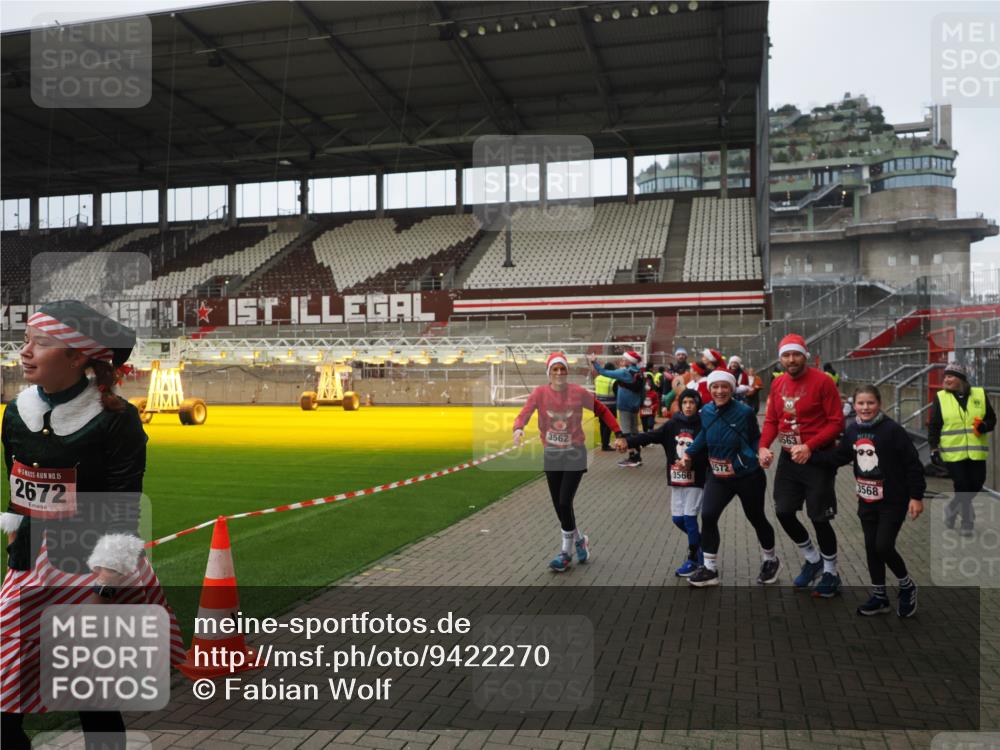 07.12.2025 - St. Pauli X-Mass-Run No. 15 Fabian Wolf http://msf.ph/oto/9422270 07.12.2025 11:51:21 Ziel 2374, 2585, 2589, 2670, 2672, 3116, 3449, 3451, 3959, 4340, 4609 meine-sportfotos.de