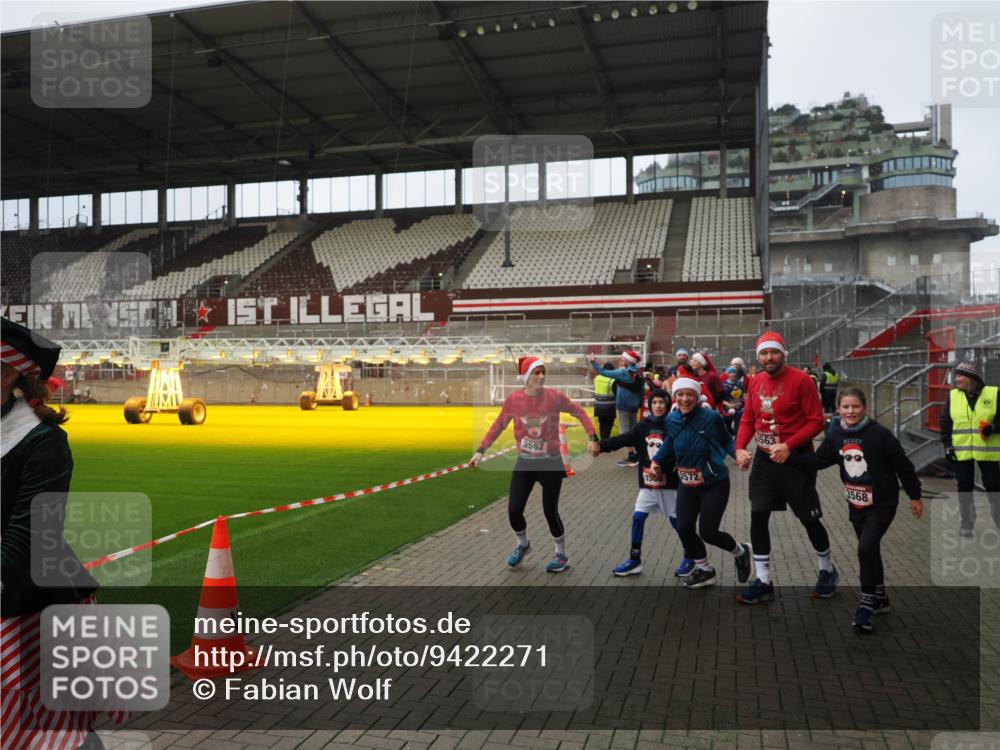 07.12.2025 - St. Pauli X-Mass-Run No. 15 Fabian Wolf http://msf.ph/oto/9422271 07.12.2025 11:51:21 Ziel 2374, 2585, 2589, 2670, 2672, 3116, 3449, 3451, 3959, 4340, 4609 meine-sportfotos.de