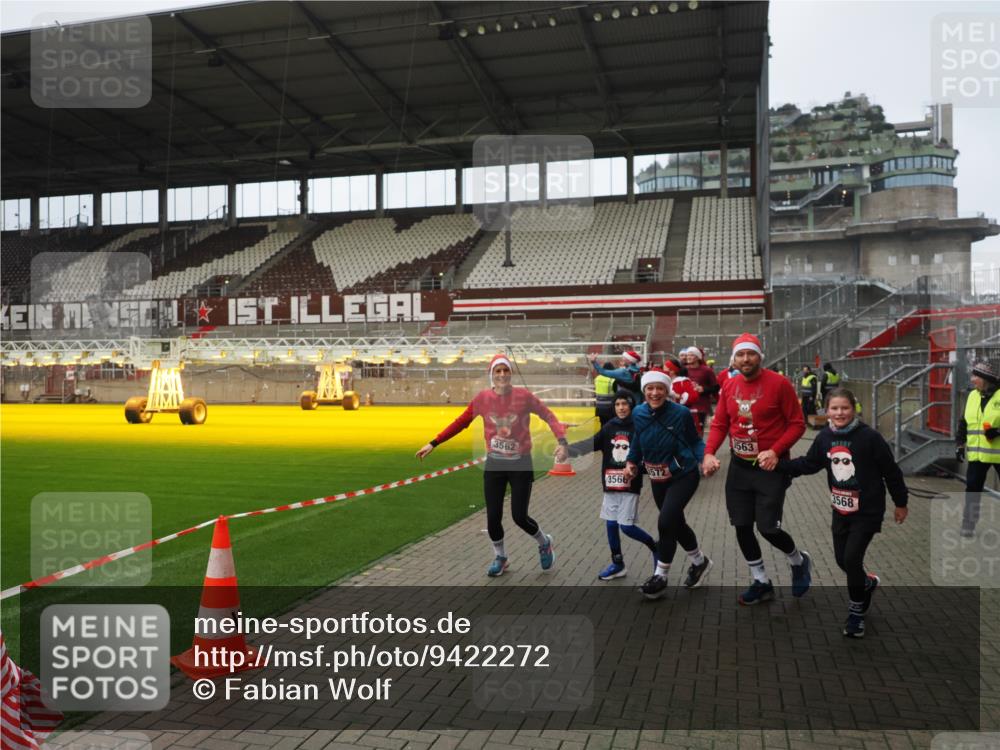 07.12.2025 - St. Pauli X-Mass-Run No. 15 Fabian Wolf http://msf.ph/oto/9422272 07.12.2025 11:51:21 Ziel 2374, 2585, 2589, 2670, 2672, 3116, 3449, 3451, 3959, 4340, 4609 meine-sportfotos.de