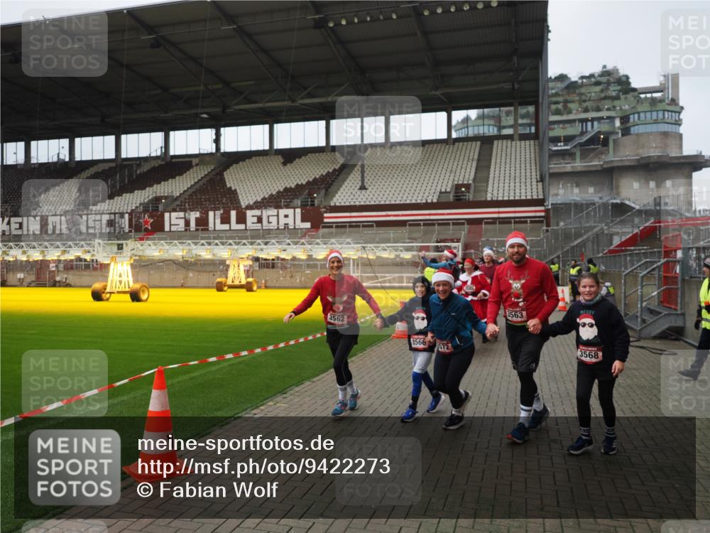 07.12.2025 - St. Pauli X-Mass-Run No. 15 Fabian Wolf http://msf.ph/oto/9422273 07.12.2025 11:51:21 Ziel 2374, 2585, 2589, 2670, 2672, 3116, 3449, 3451, 3959, 4340, 4609 meine-sportfotos.de