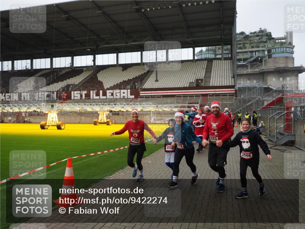 07.12.2025 - St. Pauli X-Mass-Run No. 15 Fabian Wolf http://msf.ph/oto/9422274 07.12.2025 11:51:22 Ziel 2374, 2585, 2589, 2670, 2672, 3116, 3449, 3451, 3959, 4340, 4609 meine-sportfotos.de