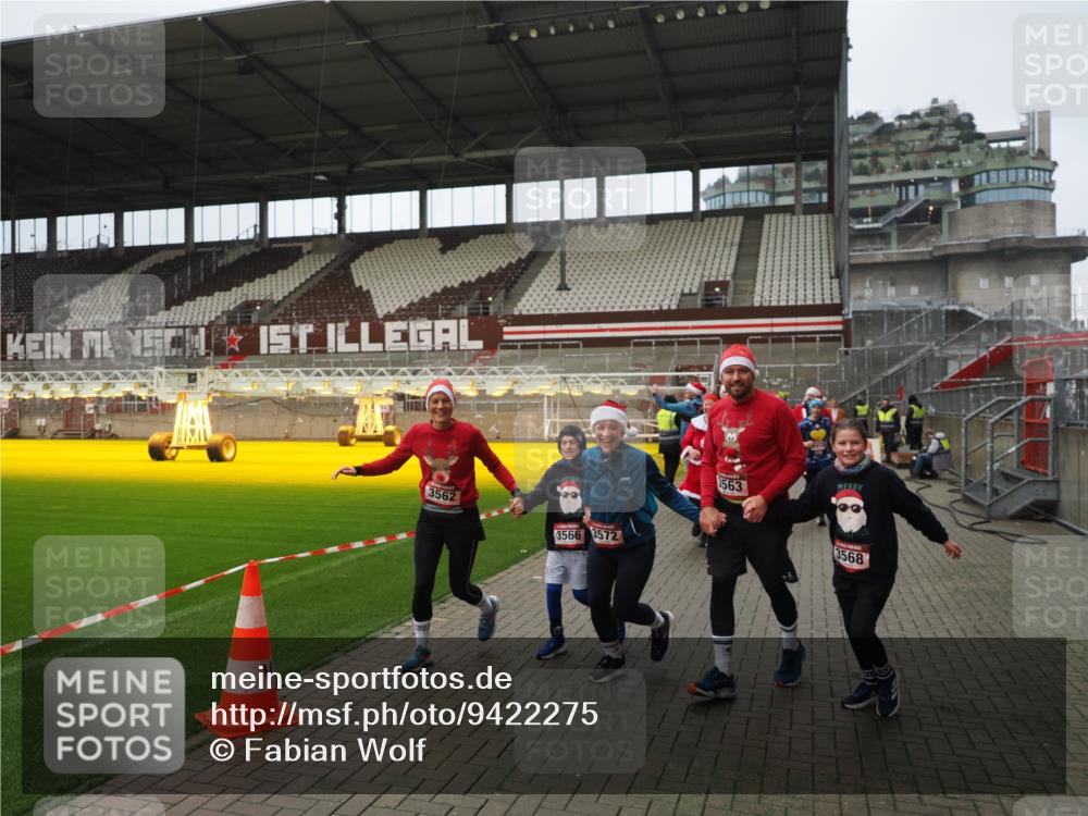 07.12.2025 - St. Pauli X-Mass-Run No. 15 Fabian Wolf http://msf.ph/oto/9422275 07.12.2025 11:51:22 Ziel 2374, 2585, 2589, 2670, 2672, 3116, 3449, 3451, 3959, 4340, 4609 meine-sportfotos.de