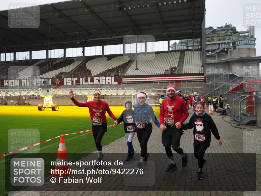 07.12.2025 - St. Pauli X-Mass-Run No. 15 Fabian Wolf http://msf.ph/oto/9422276 07.12.2025 11:51:22 Ziel 2374, 2585, 2589, 2670, 2672, 3116, 3449, 3451, 3959, 4340, 4609 meine-sportfotos.de