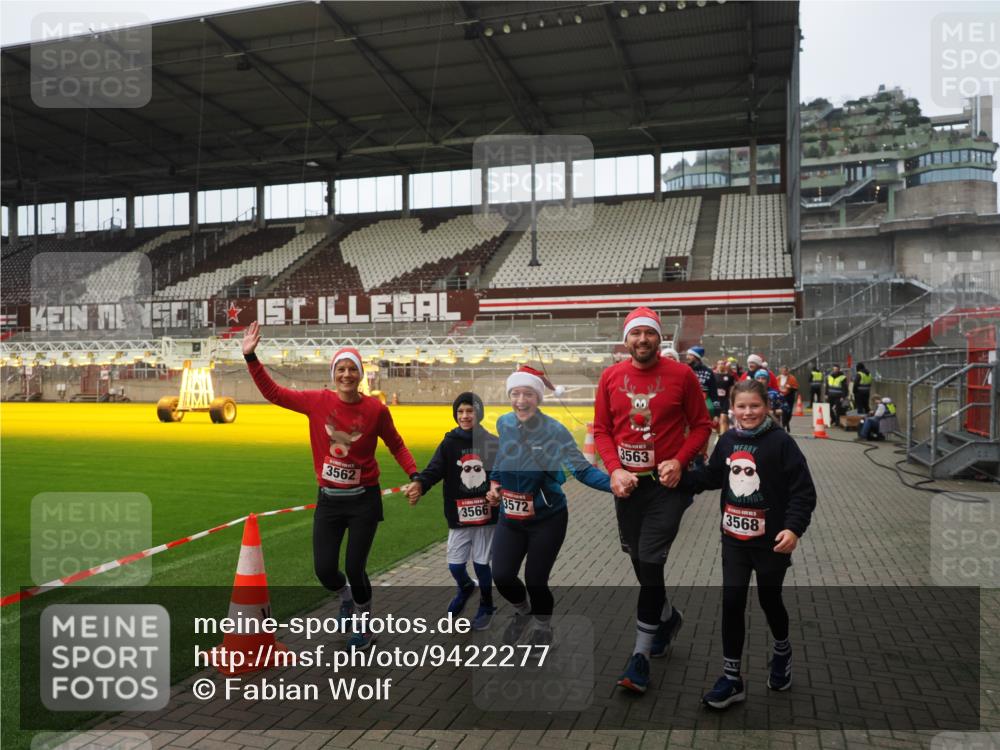 07.12.2025 - St. Pauli X-Mass-Run No. 15 Fabian Wolf http://msf.ph/oto/9422277 07.12.2025 11:51:22 Ziel 2374, 2585, 2589, 2670, 2672, 3116, 3449, 3451, 3959, 4340, 4609 meine-sportfotos.de