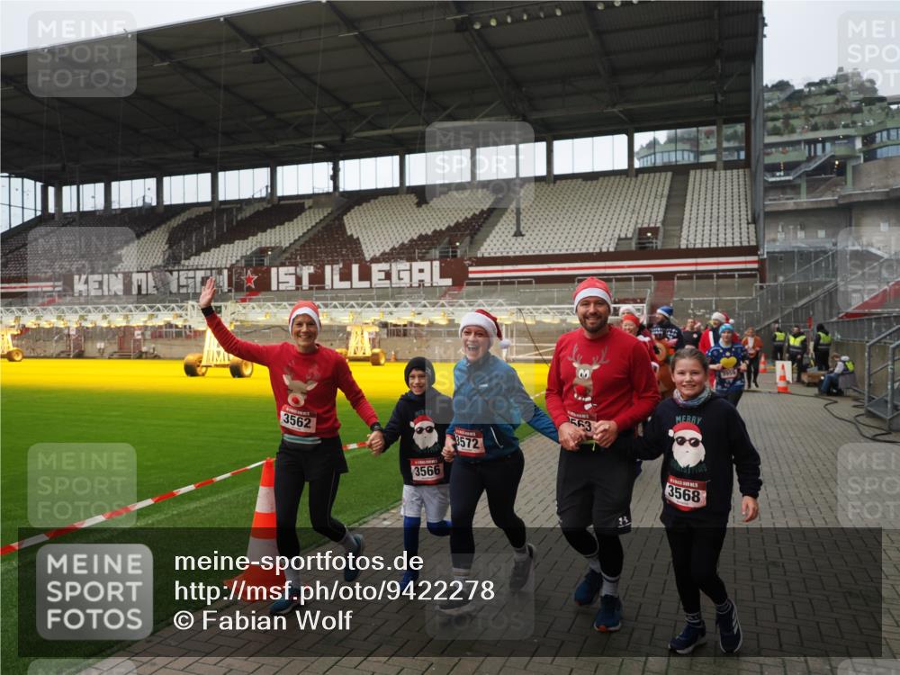 07.12.2025 - St. Pauli X-Mass-Run No. 15 Fabian Wolf http://msf.ph/oto/9422278 07.12.2025 11:51:22 Ziel 2374, 2585, 2589, 2670, 2672, 3116, 3449, 3451, 3959, 4340, 4609 meine-sportfotos.de
