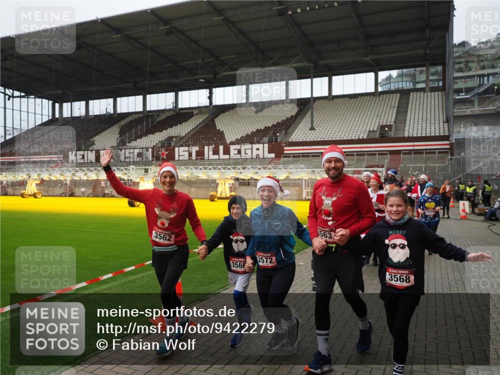 07.12.2025 - St. Pauli X-Mass-Run No. 15 Fabian Wolf http://msf.ph/oto/9422279 07.12.2025 11:51:23 Ziel 2374, 2585, 2589, 2670, 2672, 3116, 3449, 3451, 3959, 4340, 4609 meine-sportfotos.de