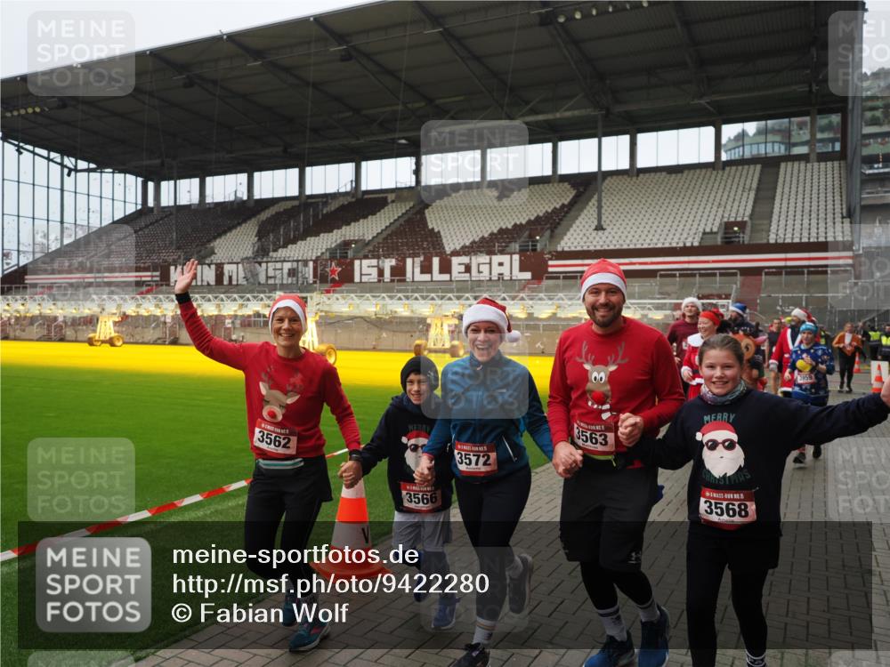 07.12.2025 - St. Pauli X-Mass-Run No. 15 Fabian Wolf http://msf.ph/oto/9422280 07.12.2025 11:51:23 Ziel 2374, 2585, 2589, 2670, 2672, 3116, 3449, 3451, 3959, 4340, 4609 meine-sportfotos.de