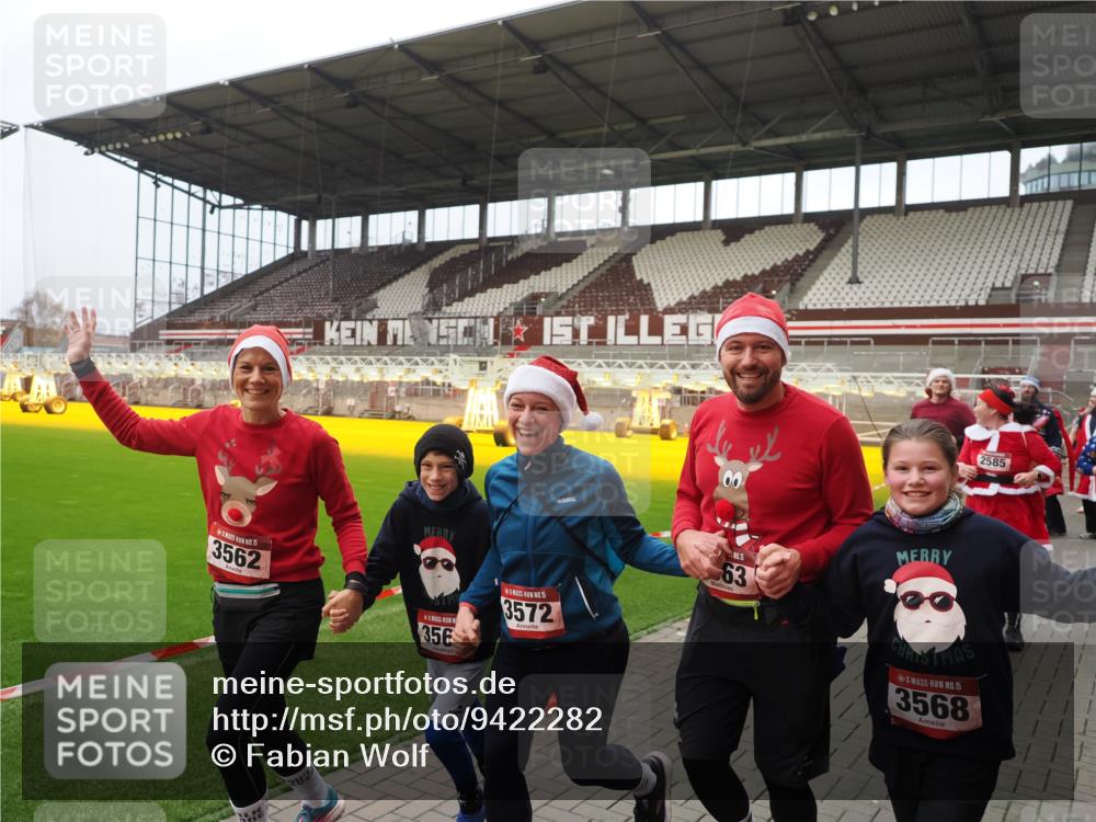 07.12.2025 - St. Pauli X-Mass-Run No. 15 Fabian Wolf http://msf.ph/oto/9422282 07.12.2025 11:51:23 Ziel 2374, 2585, 2589, 2670, 2672, 3116, 3449, 3451, 3959, 4340, 4609 meine-sportfotos.de