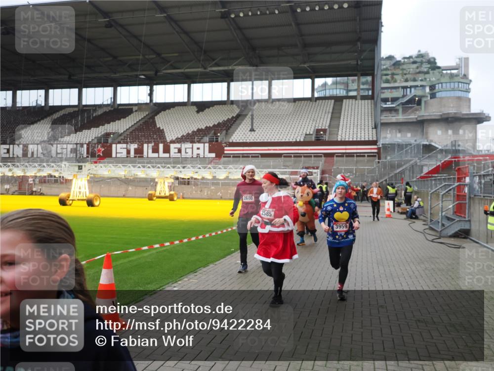 07.12.2025 - St. Pauli X-Mass-Run No. 15 Fabian Wolf http://msf.ph/oto/9422284 07.12.2025 11:51:24 Ziel 2374, 2585, 2589, 2670, 2672, 3116, 3449, 3451, 3959, 4340, 4609 meine-sportfotos.de