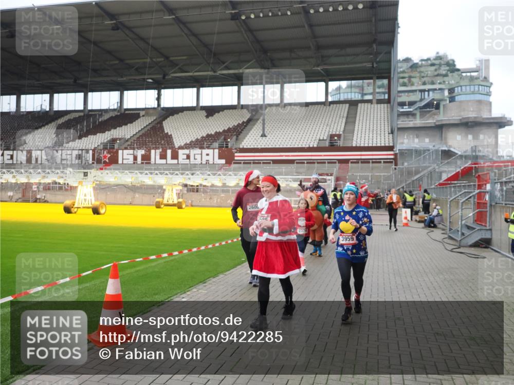 07.12.2025 - St. Pauli X-Mass-Run No. 15 Fabian Wolf http://msf.ph/oto/9422285 07.12.2025 11:51:24 Ziel 2374, 2585, 2589, 2670, 2672, 3116, 3449, 3451, 3959, 4340, 4609 meine-sportfotos.de