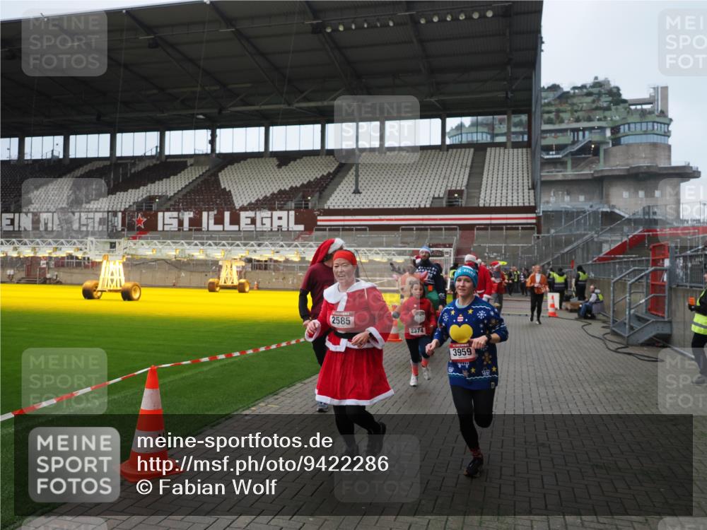 07.12.2025 - St. Pauli X-Mass-Run No. 15 Fabian Wolf http://msf.ph/oto/9422286 07.12.2025 11:51:24 Ziel 2374, 2585, 2589, 2670, 2672, 3116, 3449, 3451, 3959, 4340, 4609 meine-sportfotos.de