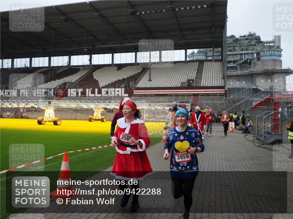 07.12.2025 - St. Pauli X-Mass-Run No. 15 Fabian Wolf http://msf.ph/oto/9422288 07.12.2025 11:51:25 Ziel 2374, 2585, 2589, 2670, 2672, 3116, 3449, 3451, 3959, 4340, 4609 meine-sportfotos.de